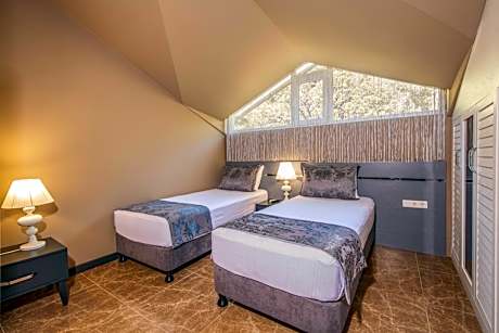 Family Suite (4 Adults + 1 Child)