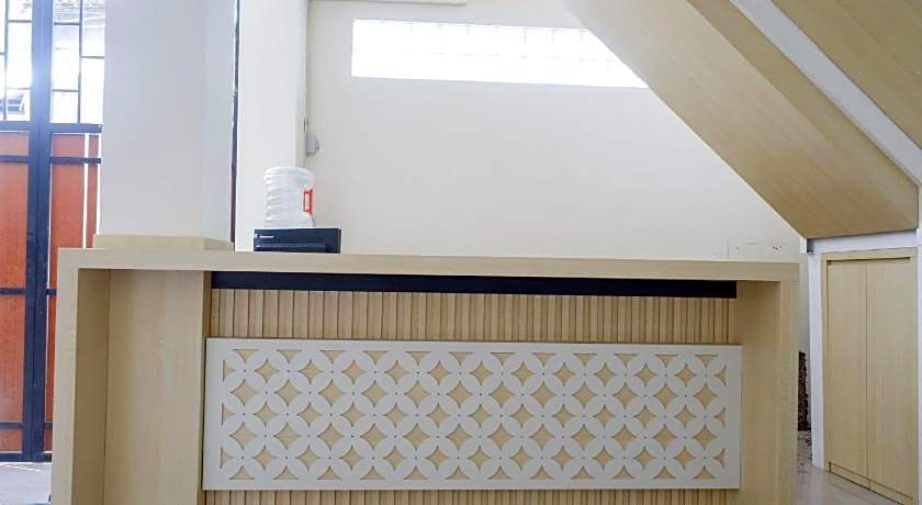 RedDoorz Plus near Pasar Gede Solo