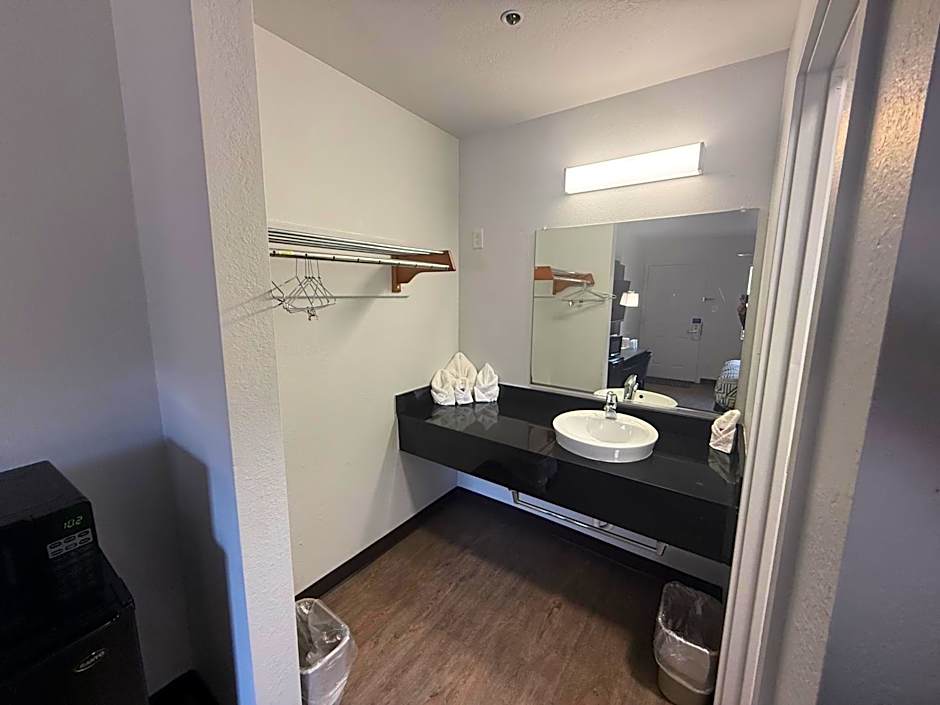 Motel 6-Des Moines, IA - North