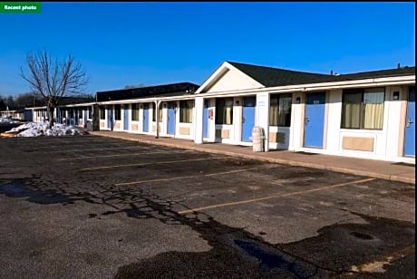 Travelodge by Wyndham Benton Harbor MI