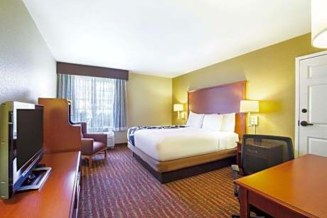 King Room with Bath Tub with Grab Bars - Mobility Accessible/Non-Smoking
