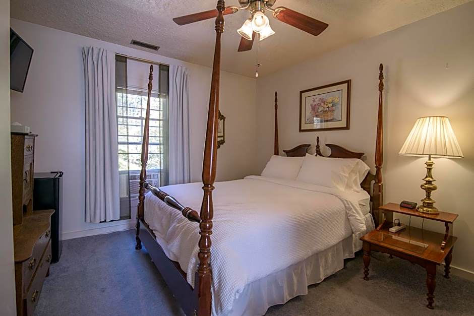 Moore House Inn & Cabins