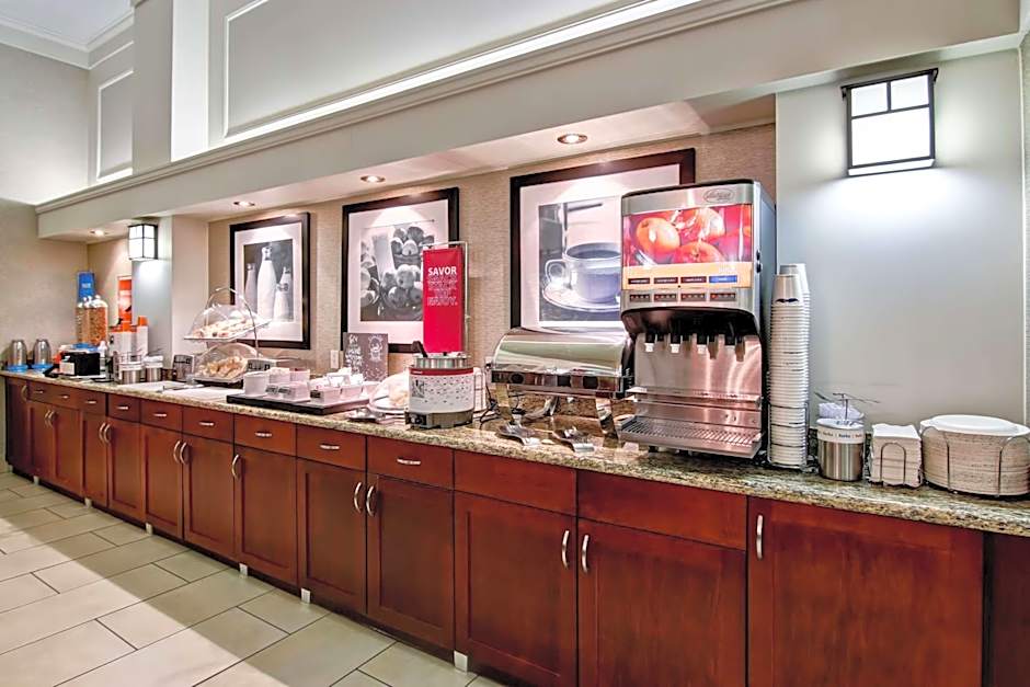Hampton Inn By Hilton And Suites Calgary-Airport