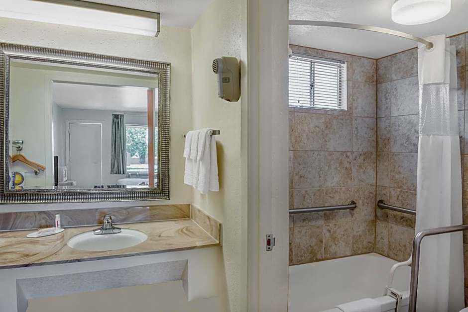 Days Inn by Wyndham Deming