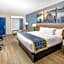 Days Inn & Suites by Wyndham Savannah Midtown