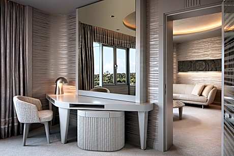 Premium Suite, Club Lounge Access, 1 Bedroom Suite, 1 King, City View