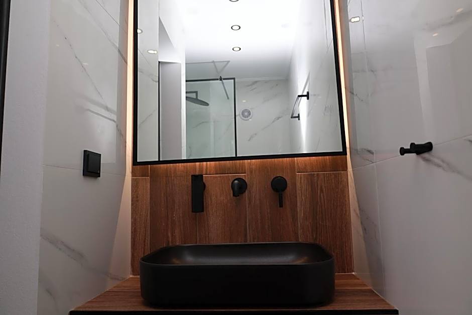 Paris-Irini Studios And Apartments