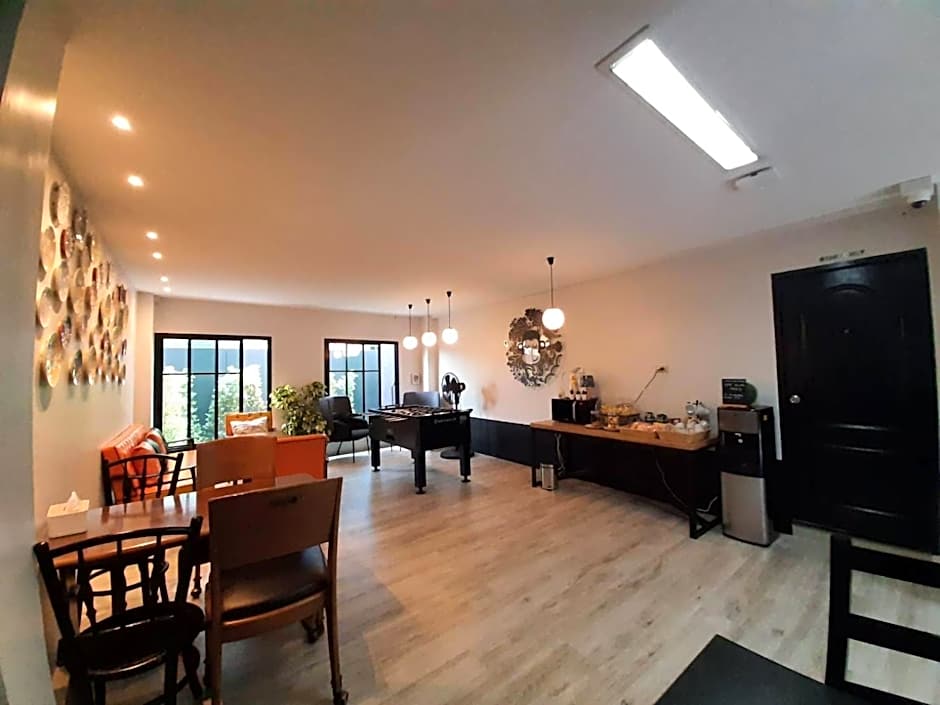 Blu Monkey Boutique Bangsaen