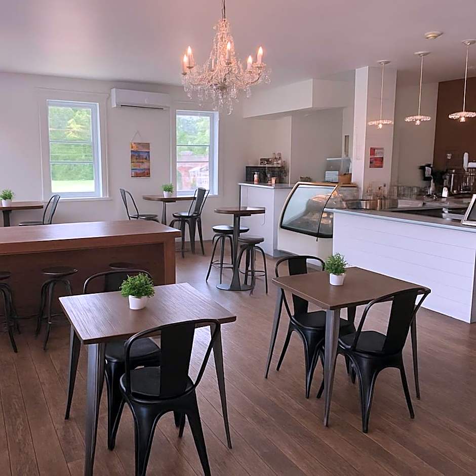 Le 900 Tremblant Inn Café and Bistro