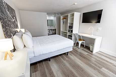 Single Queen Bedroom