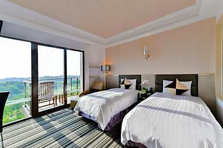 Standard Twin Room with Mountain View