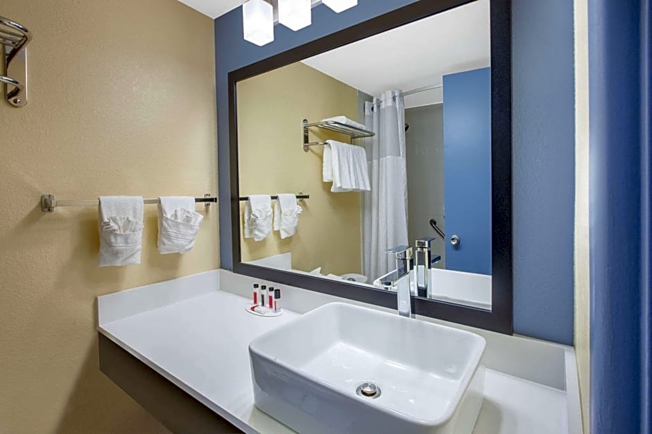 Days Inn & Suites by Wyndham Grand Rapids Near Downtown