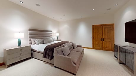 Six-Bedroom Luxury Residence
