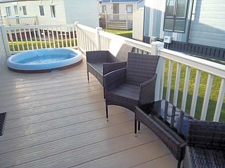 Premium Accomodation with Hot Tub, Tattershall Lakes Country Park