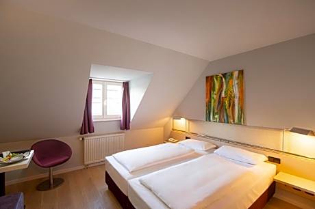 Classic Queen Room