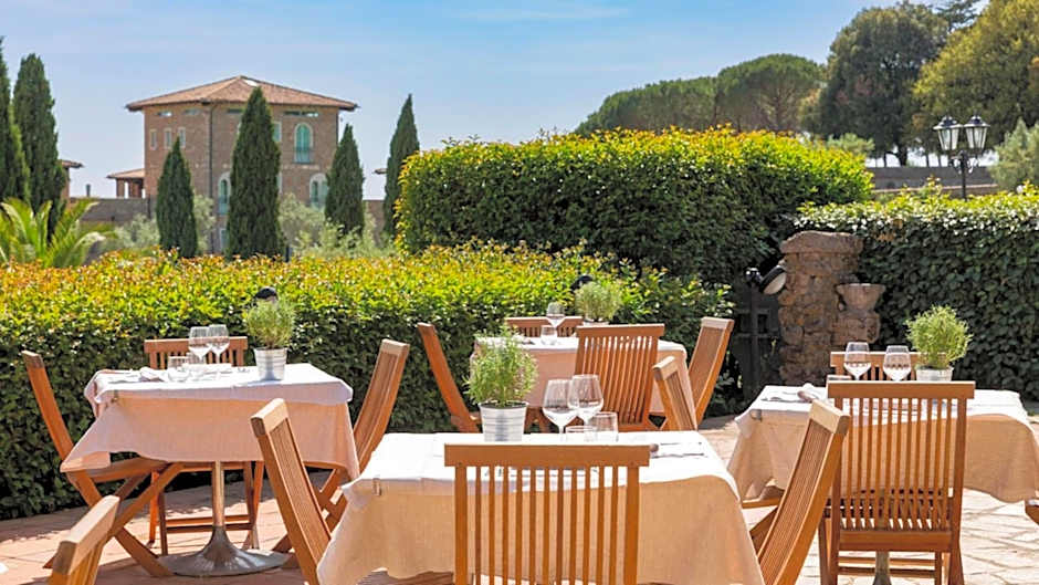 Hotel with swimming pool immersed in the typical Tuscan countryside just 5 minutes from Massa Marittima