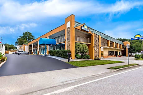 Days Inn by Wyndham Clayton