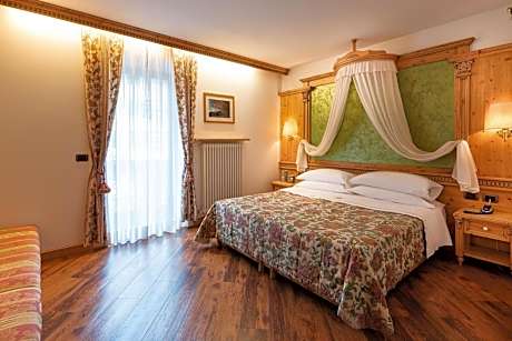 Superior Triple Room with Balcony (2 Adults + 1 Child)