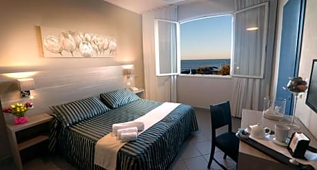 Double or Twin Room with Sea View