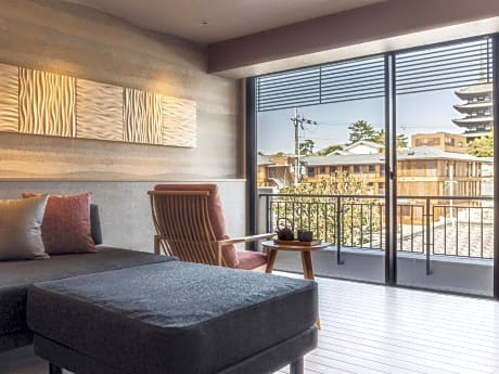 Deluxe Room with Private Bathroom-Temple View