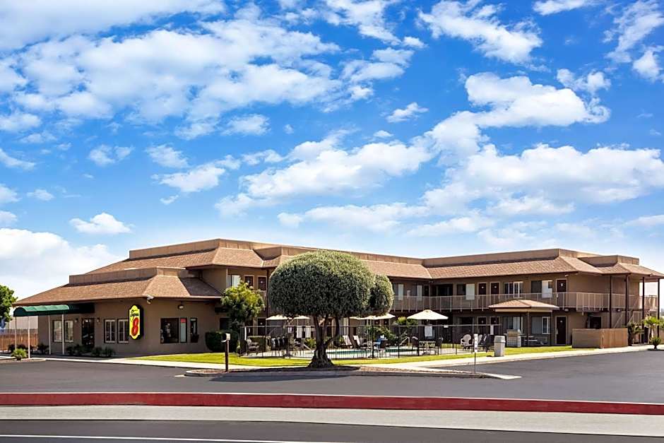 Super 8 by Wyndham Lindsay Olive Tree