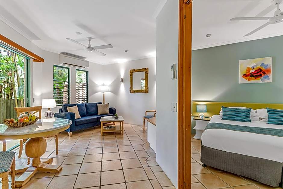 Martinique On Macrossan