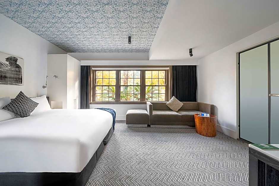 Peppers Gallery Hotel