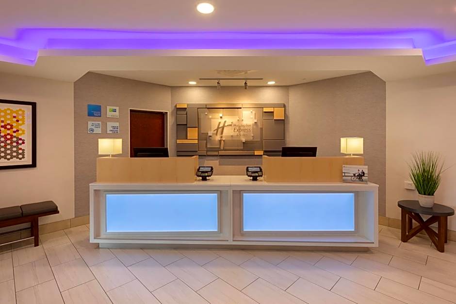 Holiday Inn Express & Suites Bradley Airport By IHG