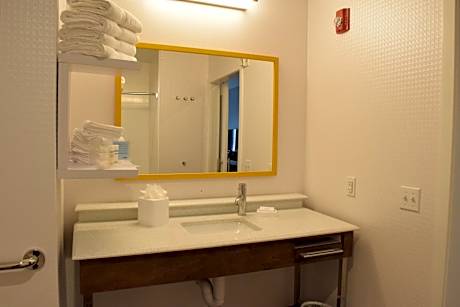 Queen Room with Two Queen Beds and Roll-In Shower - Mobility Access/Non-Smoking
