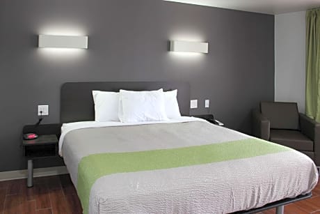 King Room with Roll-in Shower - Disability Access - Non-Smoking
