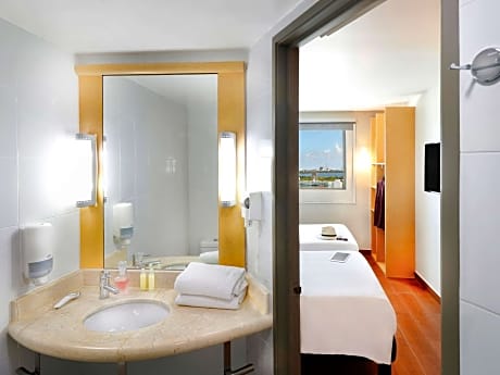 Two double beds, WiFi, flat-screen LED TV and bathroom with shower