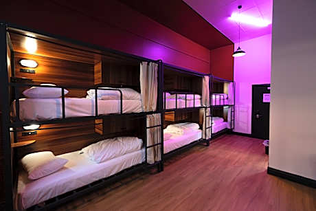 Bed 8 Bed Mixed Dormitory Room