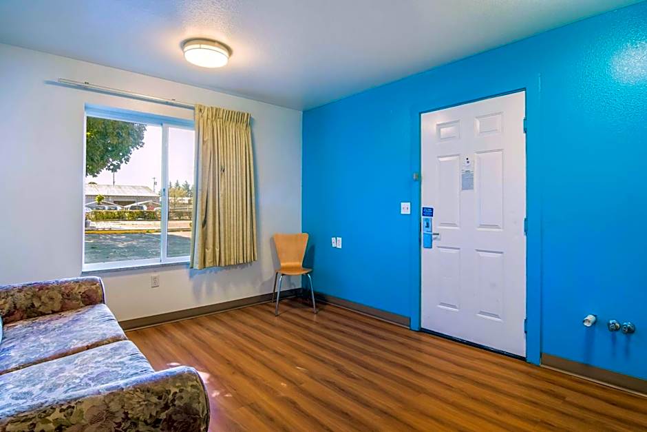 Motel 6 Portland Mall - 205