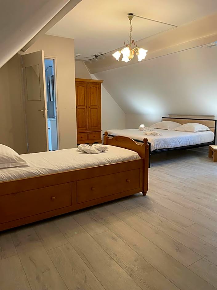 Logis Hôtel- Restaurant Le Relais Guillaume de Normandy-PARKING GRATUIT-Bornes électriques-VUE BAIE TERRASSE-Calme