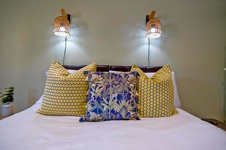 Entire Venue with Accommodation Sleeps up to 19 - Waterfall Country Escape Wales