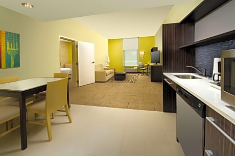 1 King Hearing Accessible Suite Non-Smoking