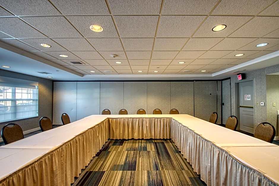 Holiday Inn Express Hotel & Suites Milwaukee Airport By IHG