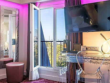 Privilege Room with a double bed and view of Paris