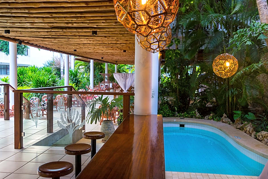 Travellers Beach Hotel & Club