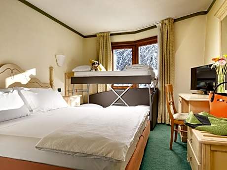 Quadruple Room (2 Adults + 2 Children)