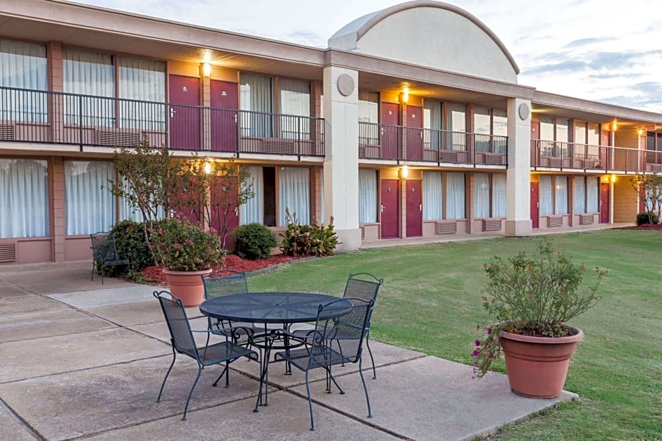 Days Inn by Wyndham Hillsboro TX
