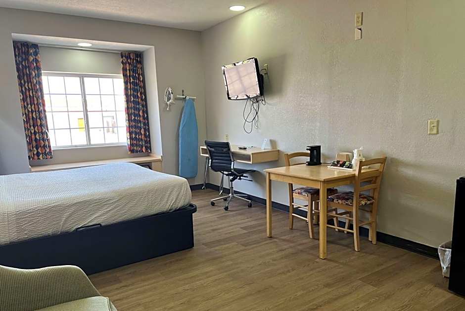 Days Inn & Suites by Wyndham Hutchinson