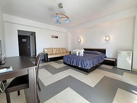 Deluxe Double Room (2 Adults + 1 Child)