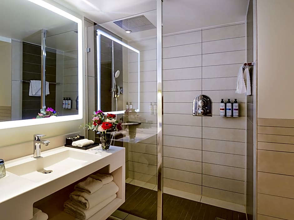 Deluxe 1 King Bed, High Floor — 10 fotoğraftan 1. fotoğraf