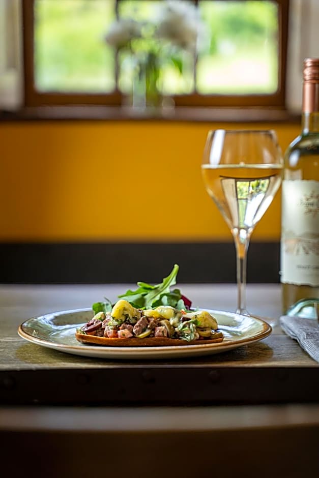 Rising Sun Pub, Restaurant and Rooms