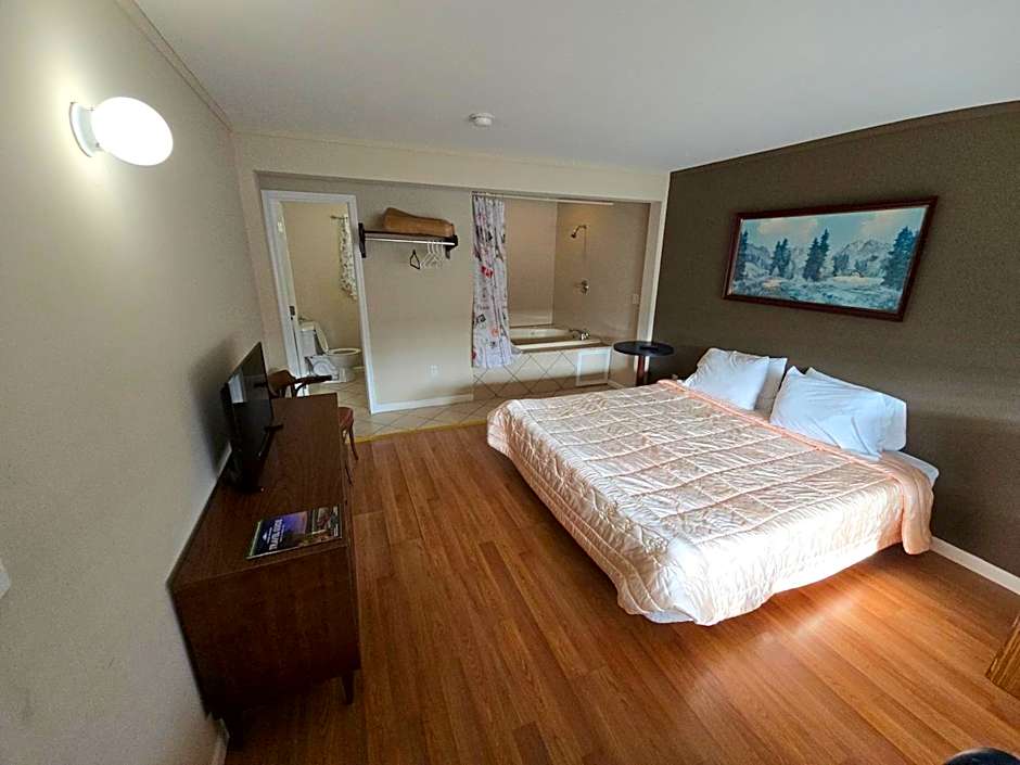 Photo 1 of 5 of 1 King Bed, Jetted Tub