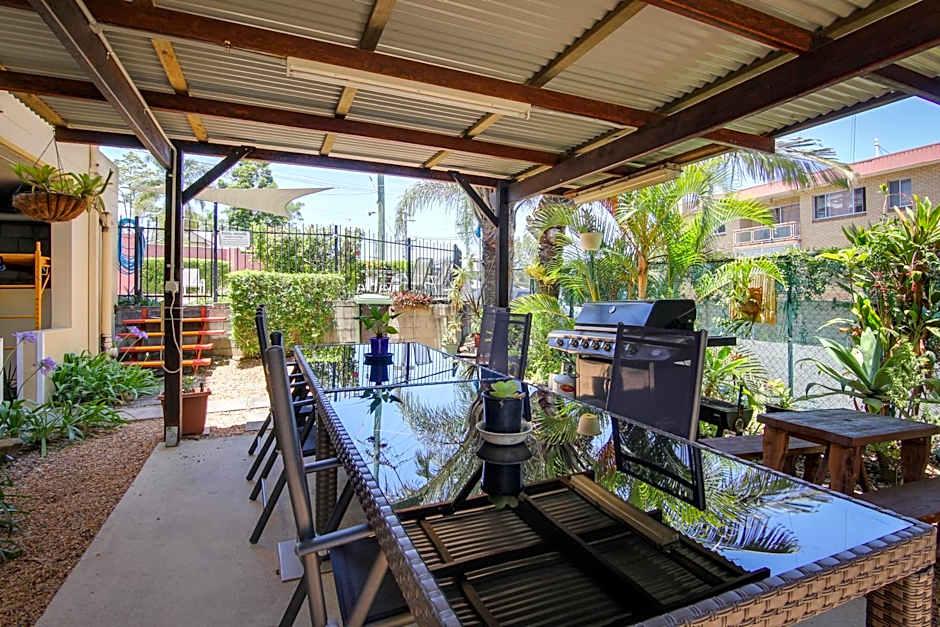 AAA Airport Albion Manor Apartments and Motel