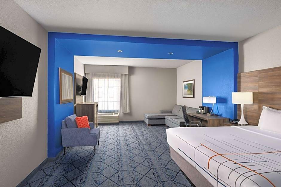 La Quinta Inn & Suites by Wyndham Denton - University Drive