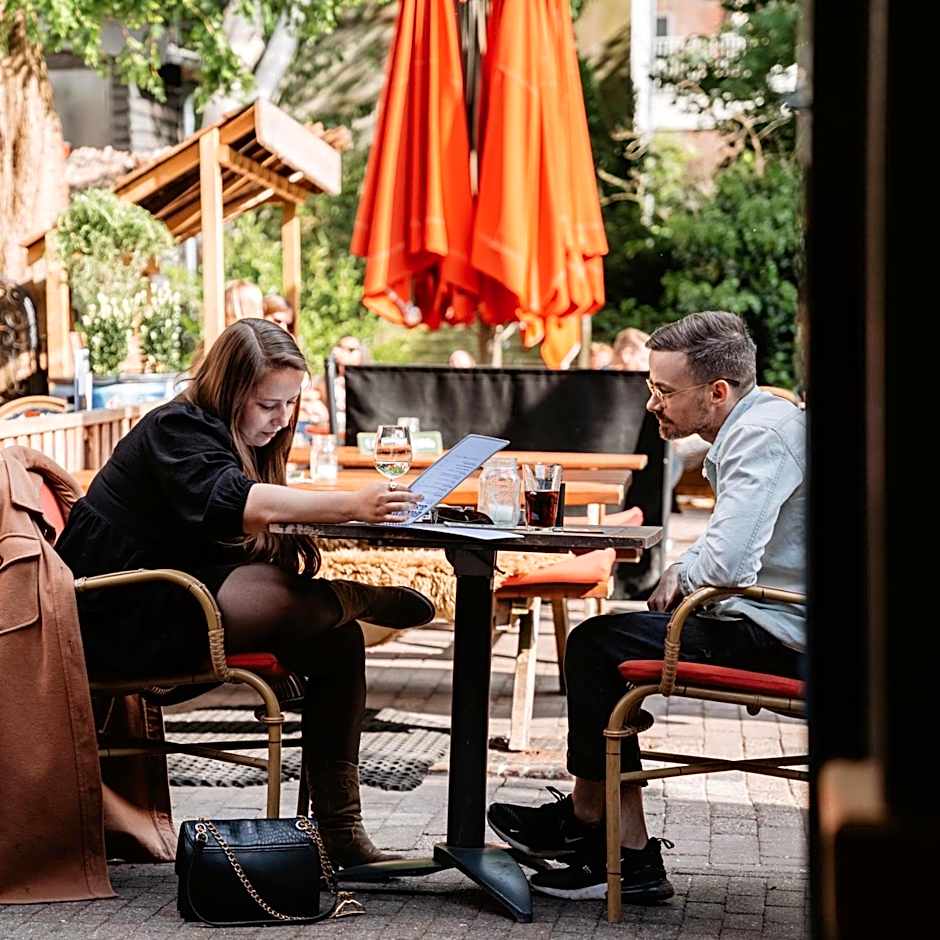 Long John's Pub & Hotel