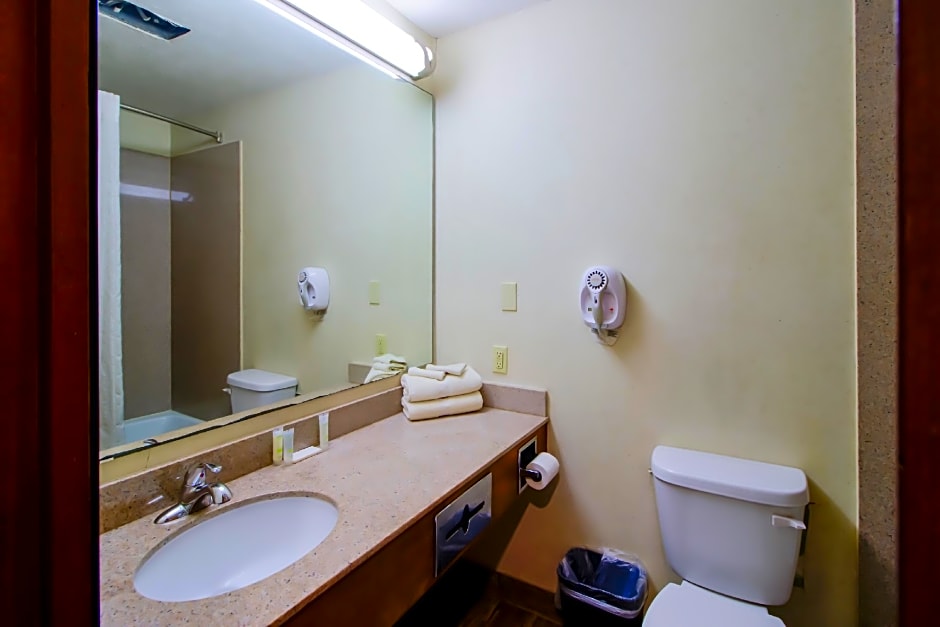 OYO Pinewood Inn & Suites Silsbee